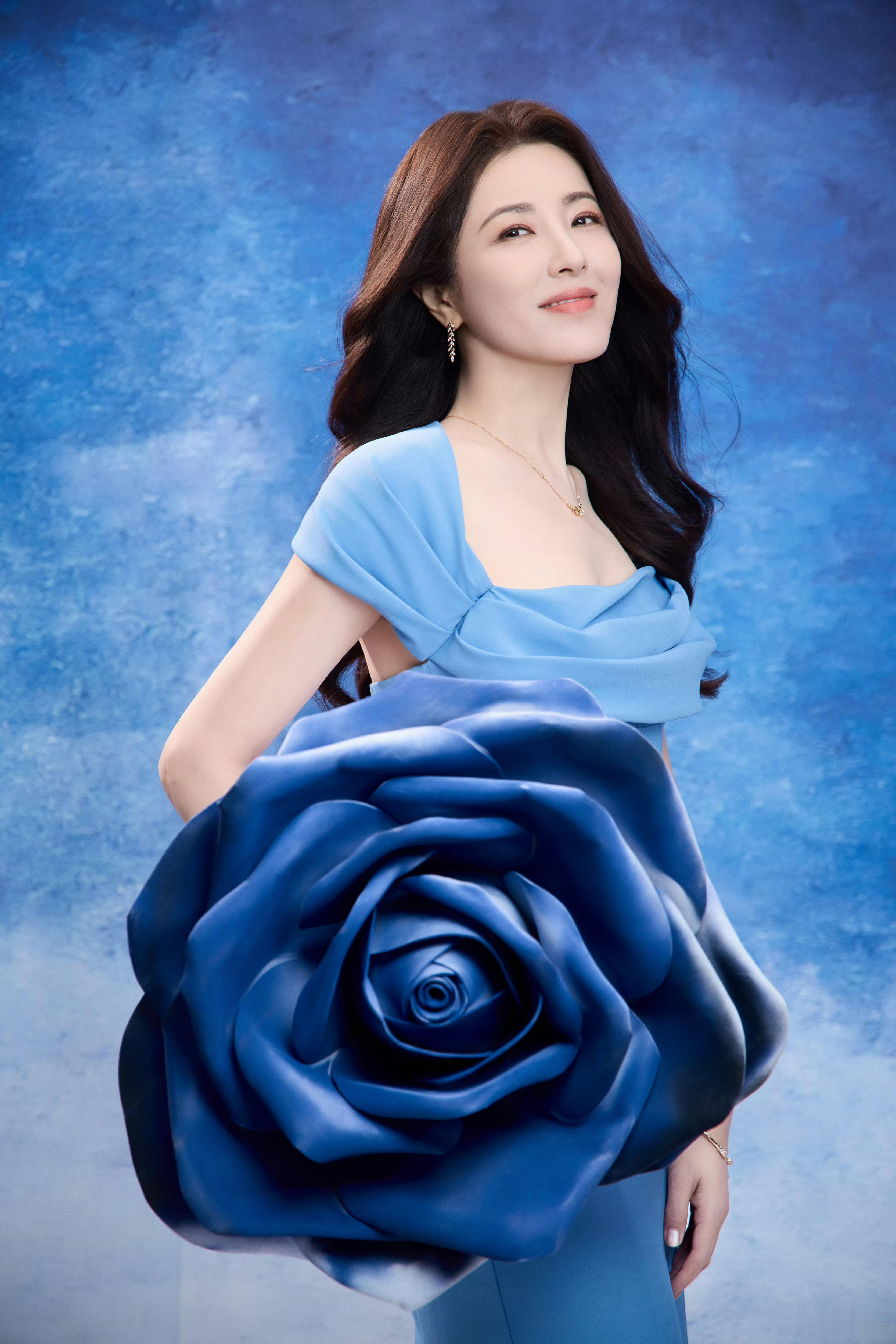 曾黎盛开的蓝色妖姬好亮眼的蓝色呀，精致的剪裁，曼妙的身姿，是蓝色妖姬没错了