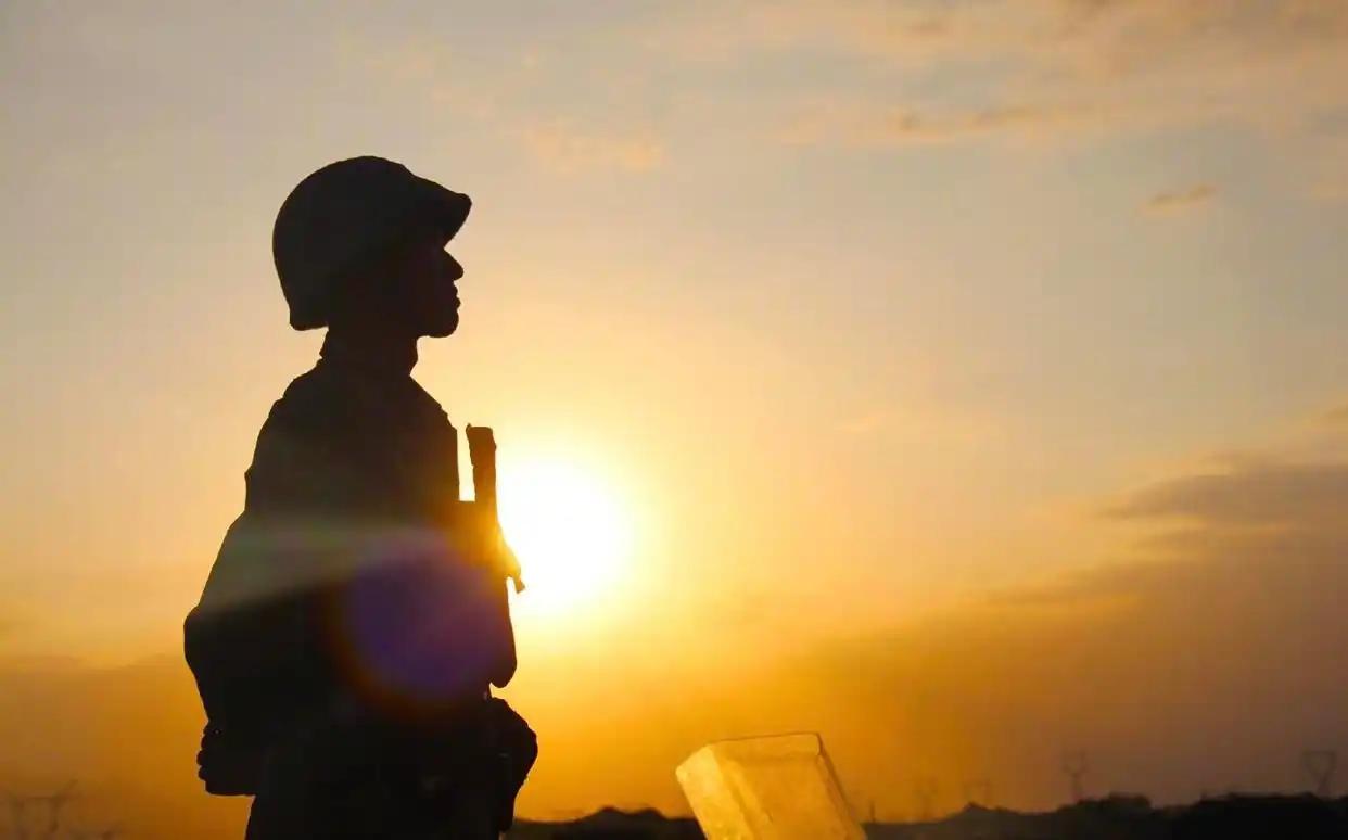 前两天，我嫂子突然打电话过来，语气火急火燎的：“你哥是不是脑子进水了？”我一