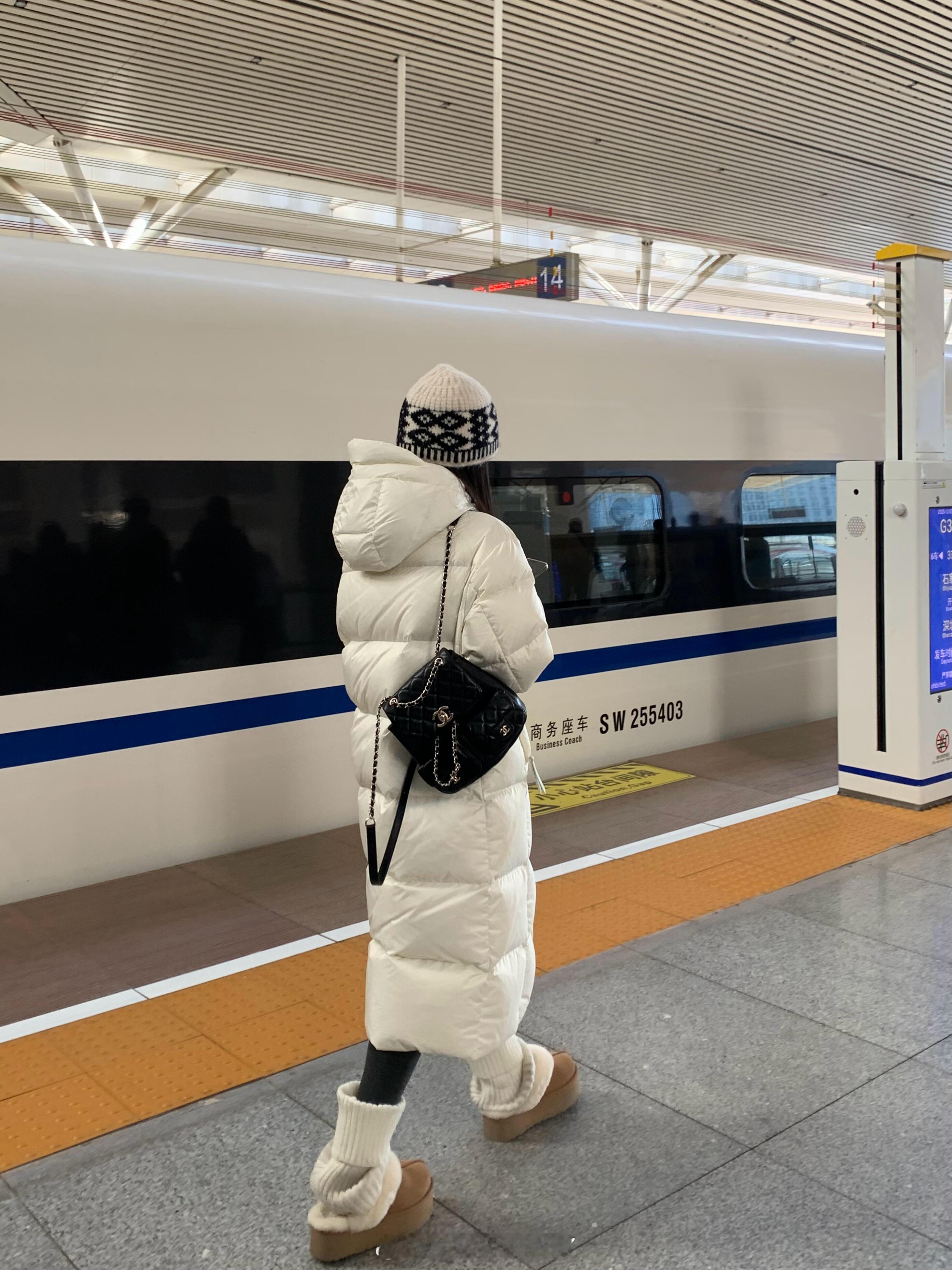坐高铁看到的，冬天白色羽绒服才是永远滴神！！和闺蜜一起去哈尔滨旅游，她的白色罗上