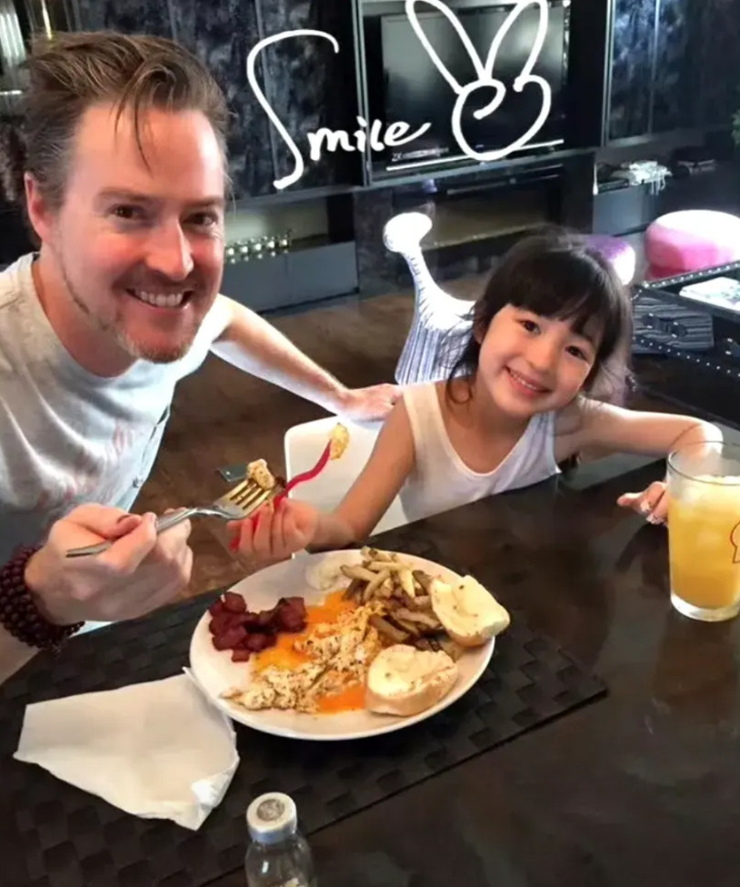人一出名就开始飘了。爸爸去哪儿中夏天的爸爸夏克立塌房了。不仅婚内出轨，睡了女