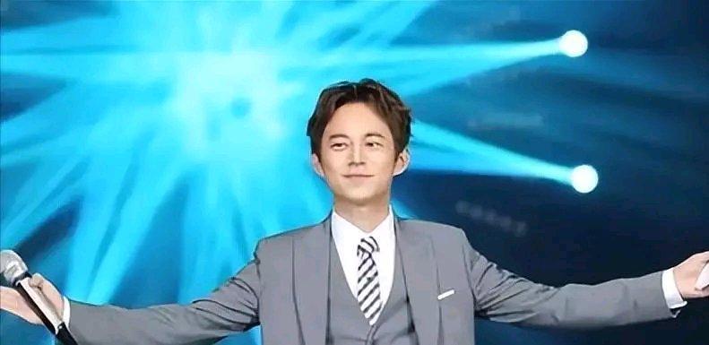 原来我们真可能都“受骗”了！很多人觉得未婚无子无女的何炅人生不够圆满，可人家分明