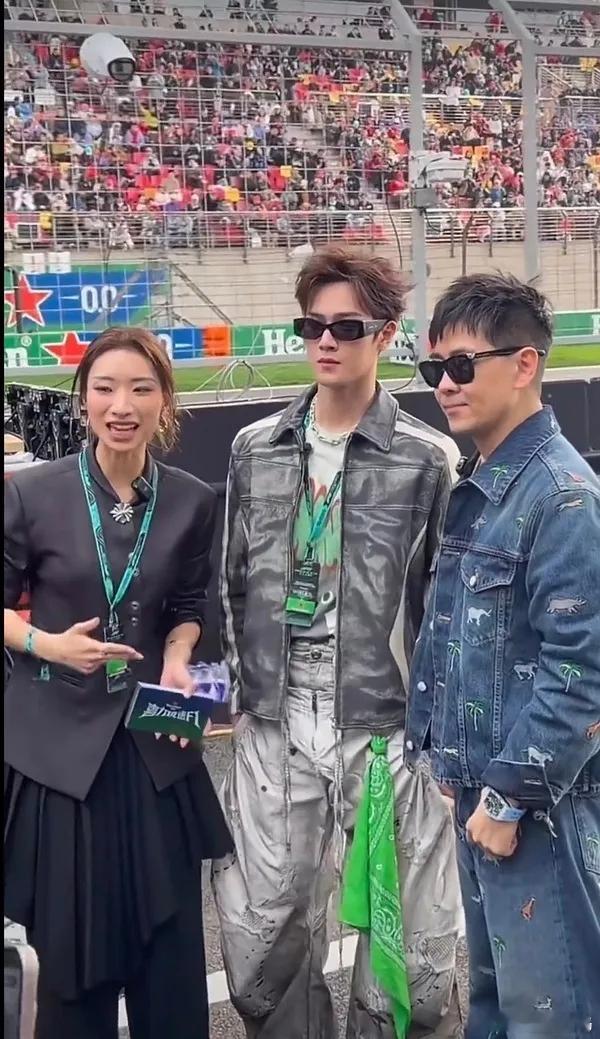 吴彦祖和林志颖一起亮相上海，两位都显得好年轻，也都很有魅力。吴彦祖里面穿灰色背心