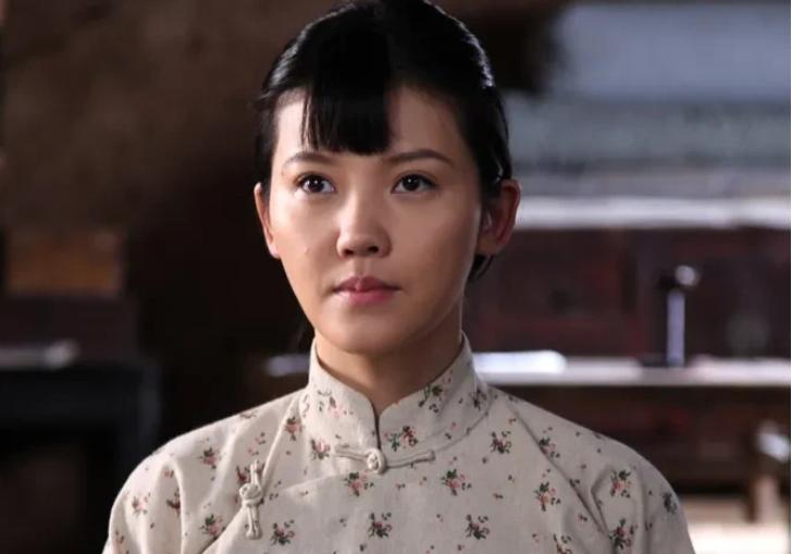 1939年，一鬼子尾随一女子回了家。女子轻轻推了他一把，指了指屋子，一脸娇媚道：