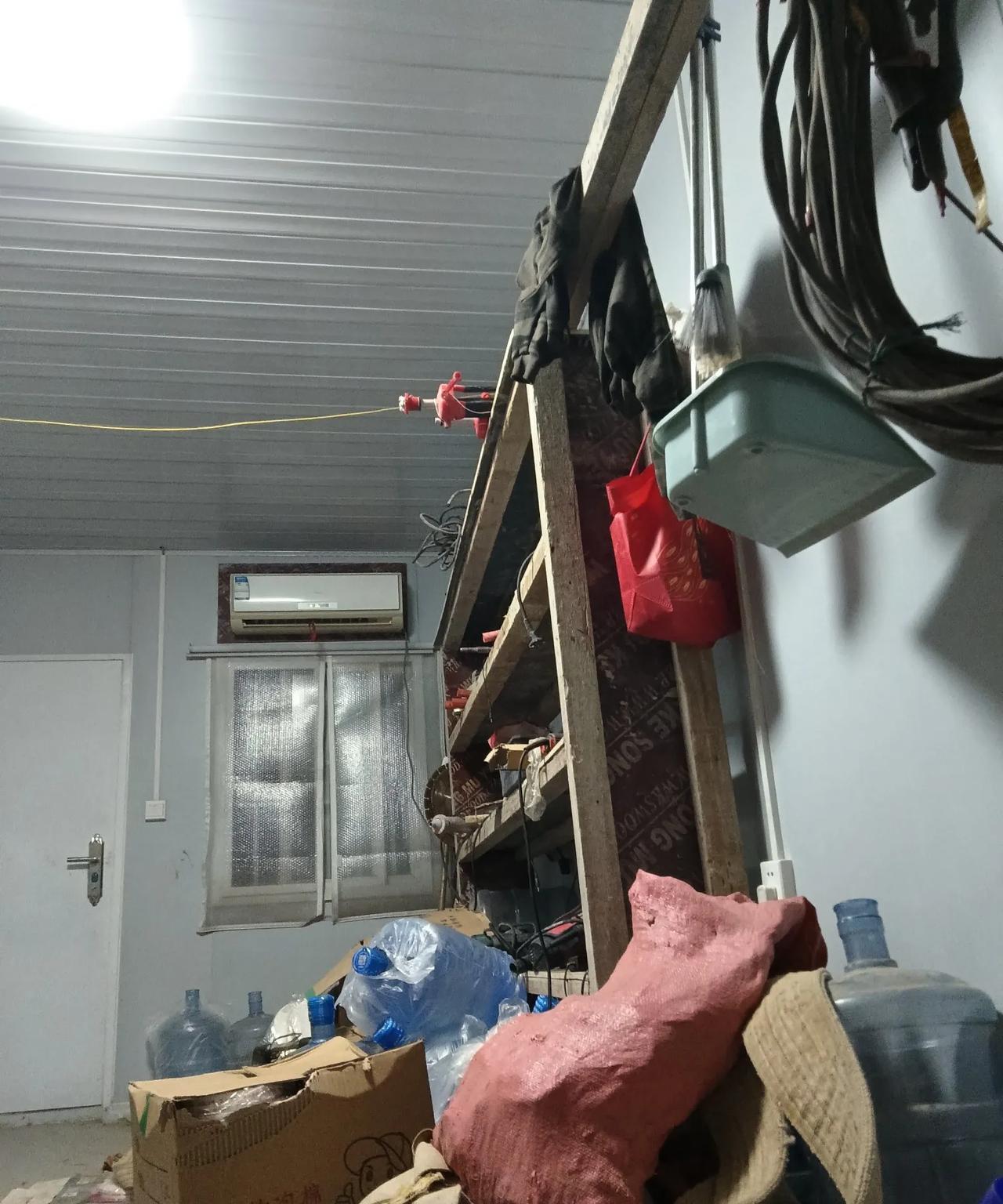 现在的建筑工人很挑剔，天气热了不干，冷了不干。老板赶工期，找了好几个人来干活，都