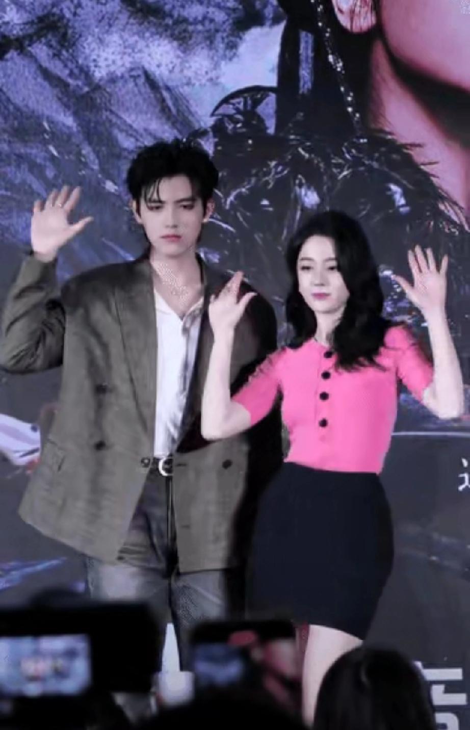 热巴陈飞宇贴身跳手势舞！男方全程冷漠像机器人，全程陪衬太明显一段热