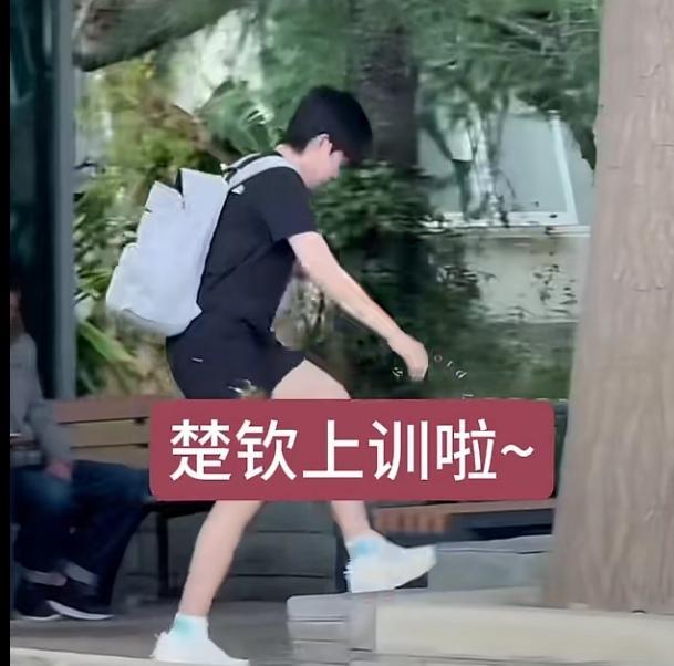 9.22头哥乘坐大巴车去上训，还真是难得一见！走得太着急双肩包拉链也没有拉好，哈