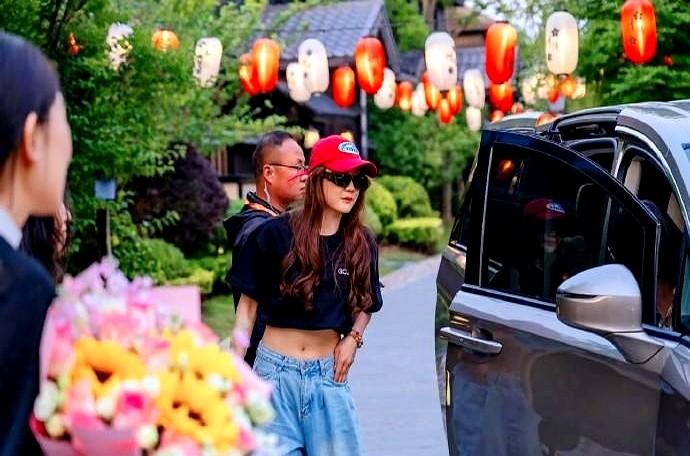 体育圈转型娱乐圈的选手不少，但能像陈梦这样“无缝衔接”的还真少见。隔壁羽毛球