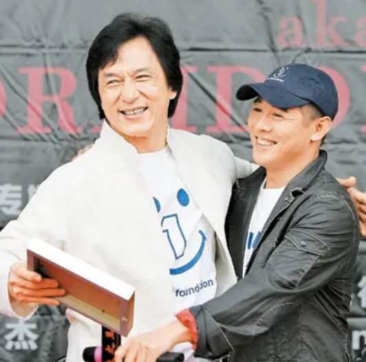 有一次采访时，主持人问李连杰：“为什么成龙拍电影不管多危险都不用替身，坚持自己亲