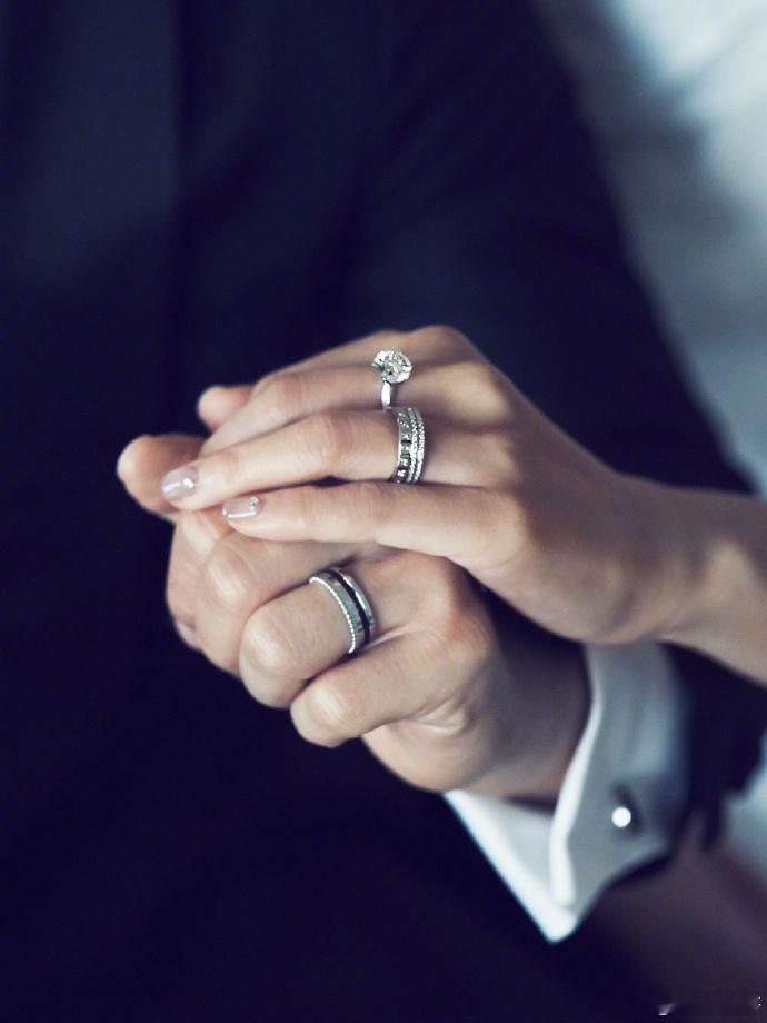 蔡卓妍结婚钟欣潼发文祝福蔡卓妍阿Sa那句“恭喜我嫁你，恭喜你娶我”——不是终于嫁