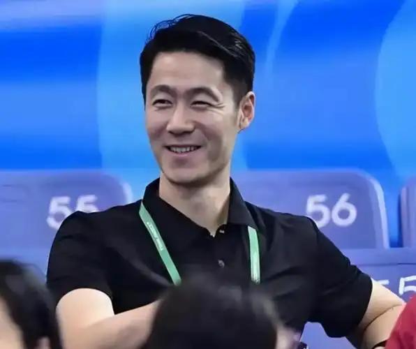 蔡振华走的时候留下的是冠军团，王励勤接手的时候留下的是粉丝团。 这不是骂人，