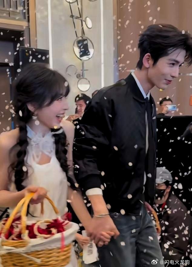 张凌赫和田曦薇经纪人肯定是私下和解了《逐玉》开播之前，张凌赫和田曦薇离婚感很重，