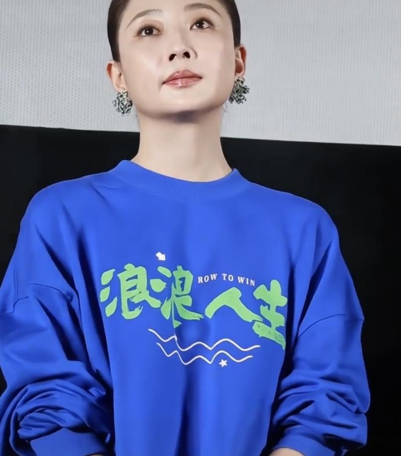 最近电影《浪浪人生》北京首映礼上，殷桃、范丞丞、黄渤同框亮相。这部电影取材自蔡崇