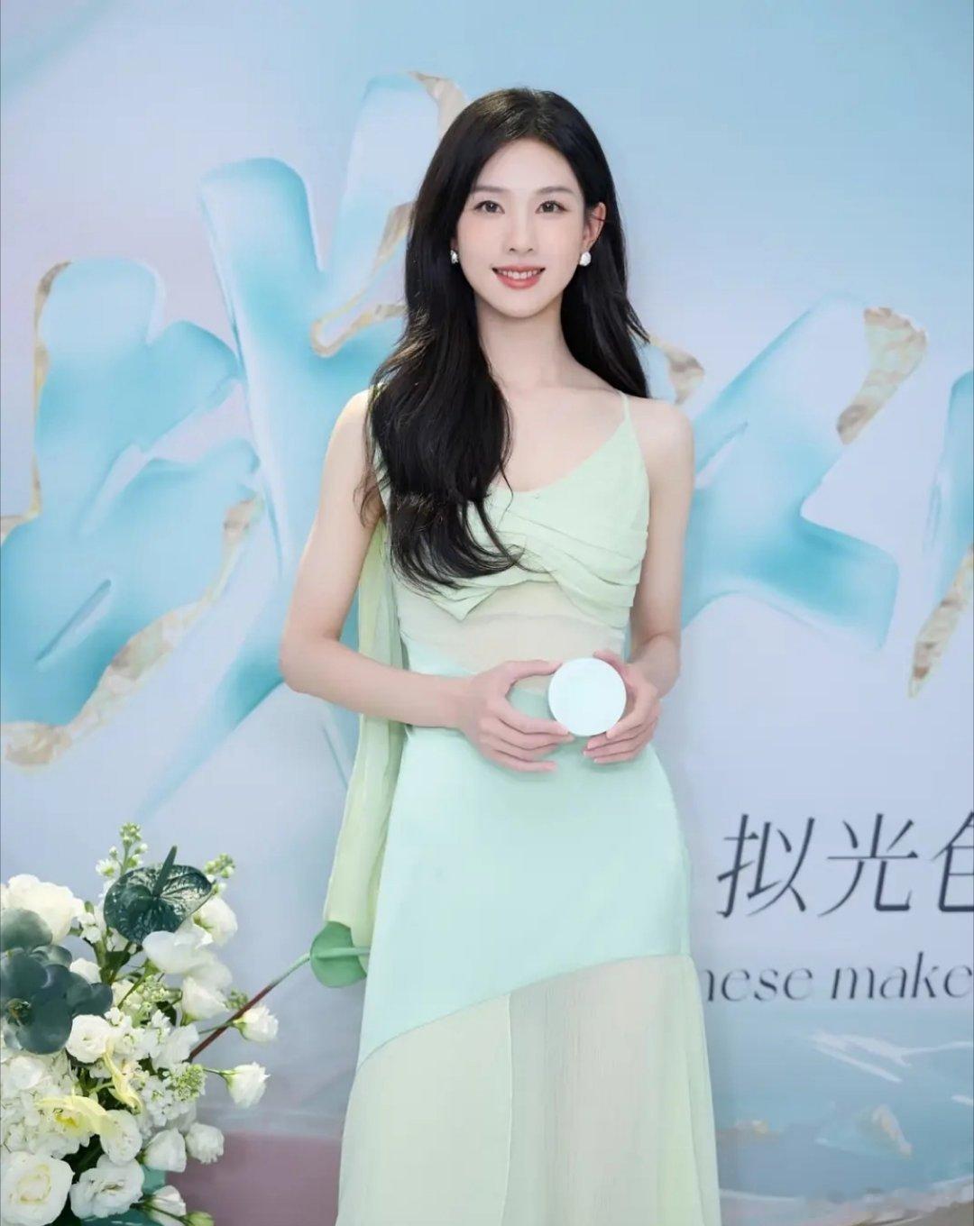 你们觉得陈都灵颜值怎么样​​​
