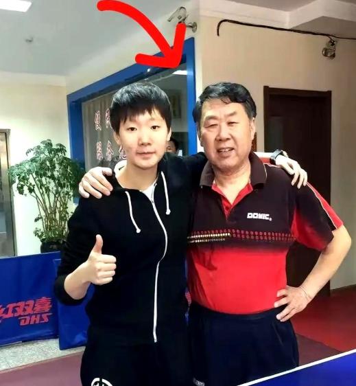 奥运冠军王曼昱送79岁启蒙教练一台车，老爷子死活不要，撂下一句话让她当场红了眼。