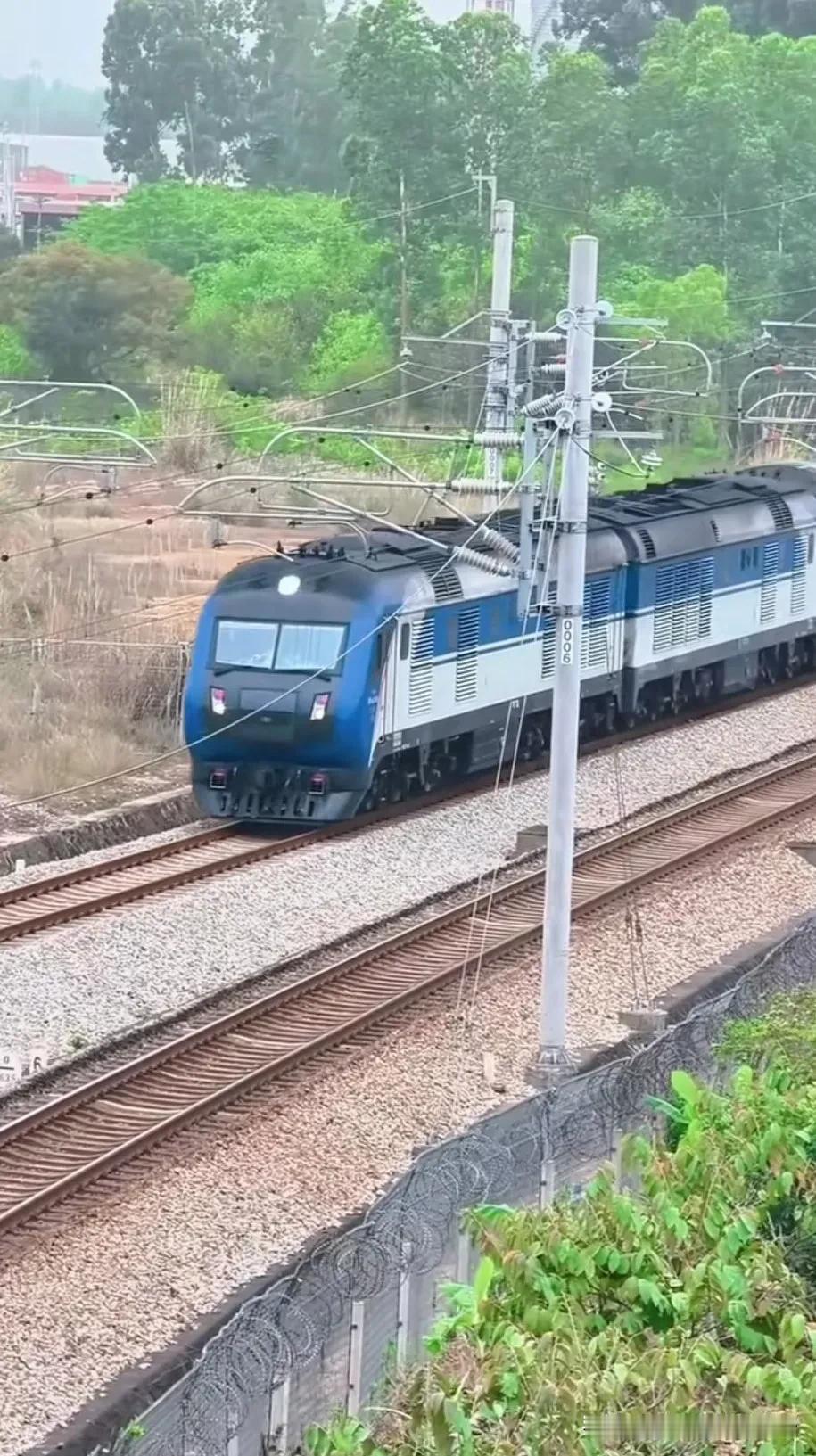 粤海铁路上，DF11G内燃机车牵引海南方向开过来的普速列车正通过湛江西站附近路段