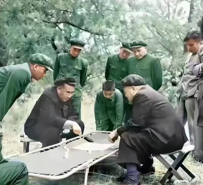 两位老总在下棋，围观的人我只是认出了一位，你呢？伟人们艰苦朴素，一张简易床，一