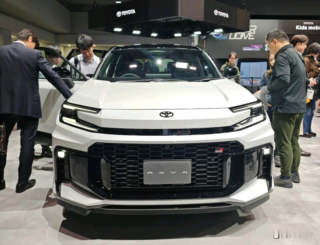 第六代RAV4采用“锤头鲨”风格前脸设计，梯形熏黑格栅与分层结构相结合，LED大