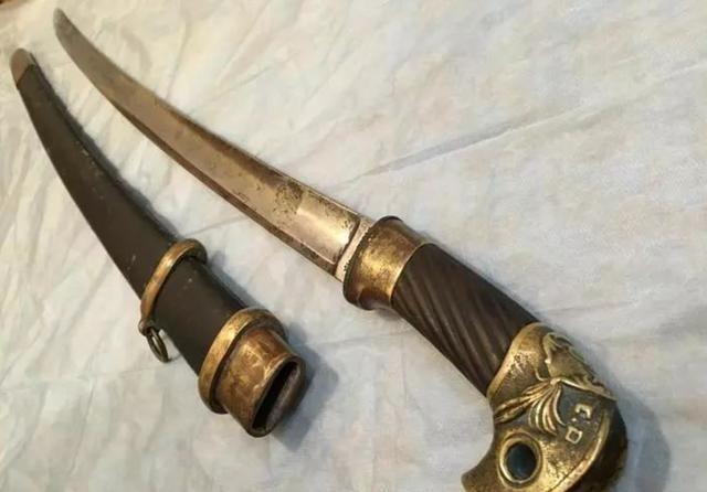 在日俄战争前，沙俄军队的士兵跟叫花子差不多，一年就2卢布的军饷，发下来的军服和皮