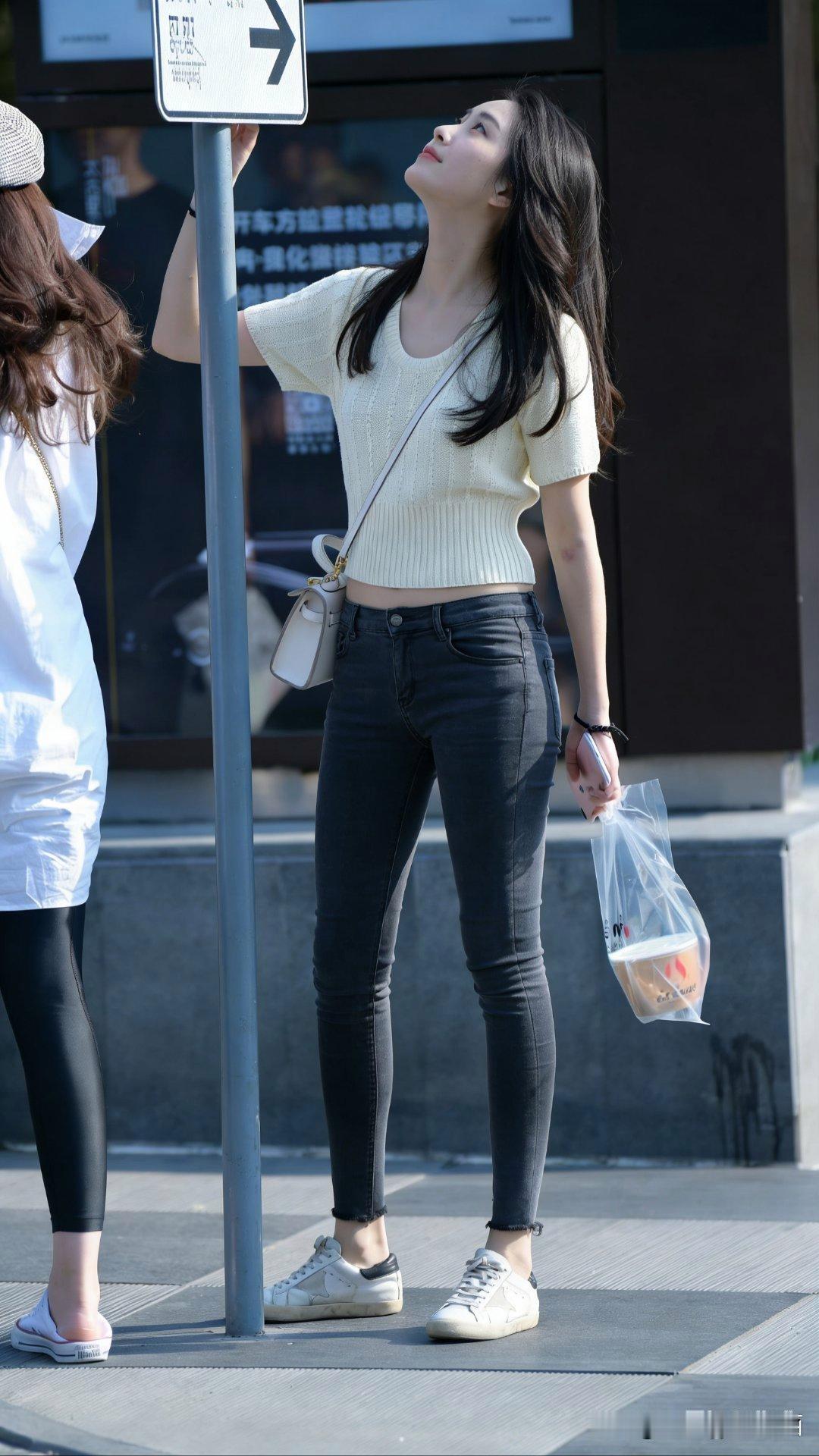 清新简约的街头风谁能不爱啊！米色毛衣搭配黑色紧身裤，这组合简直绝了。米色毛衣温