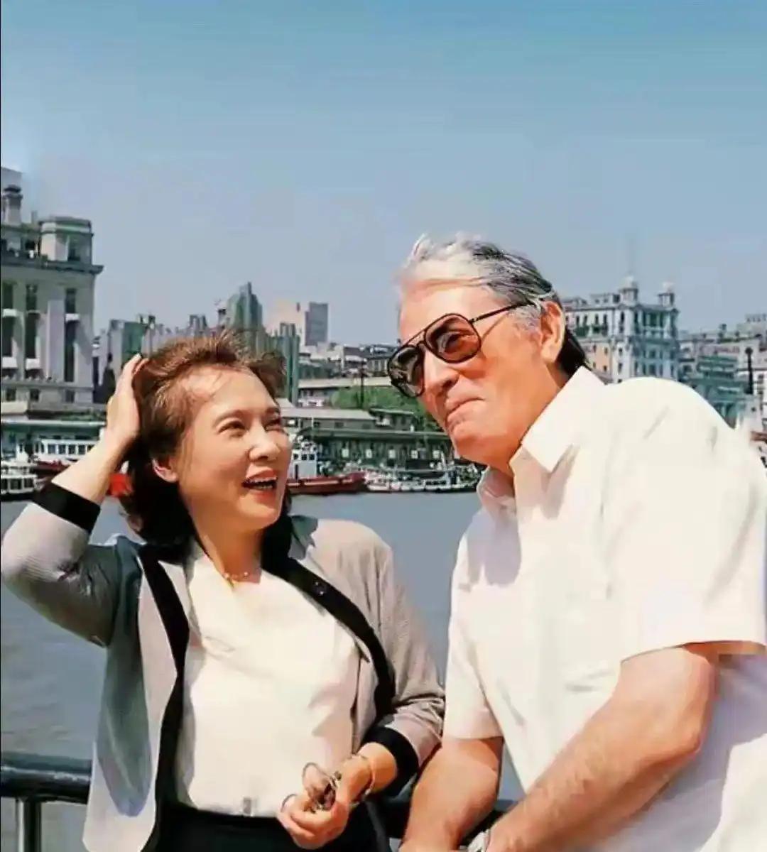 1987年，好莱坞传奇影星格利高里·派克访华期间，在上海与著名表演艺术家秦怡于黄