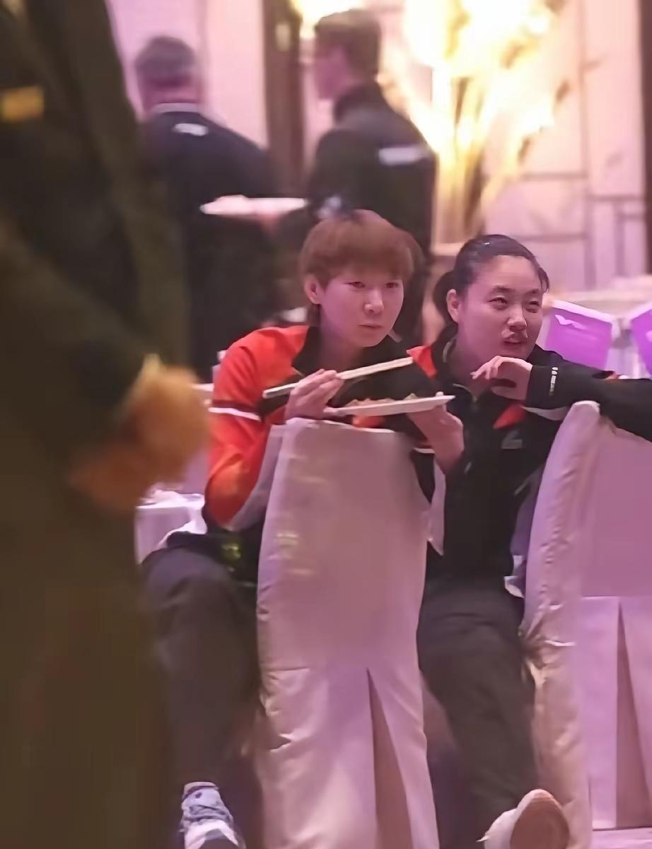 今晚澳门酒店里的WTT晚宴，王曼昱端着餐盘扭头那下，直接给球迷萌到了！就见她一边