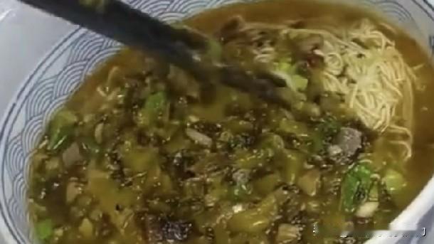 我百分之百放了，牛肉面里没见肉？顾客要求店员给找出来。据视频11月28日报道