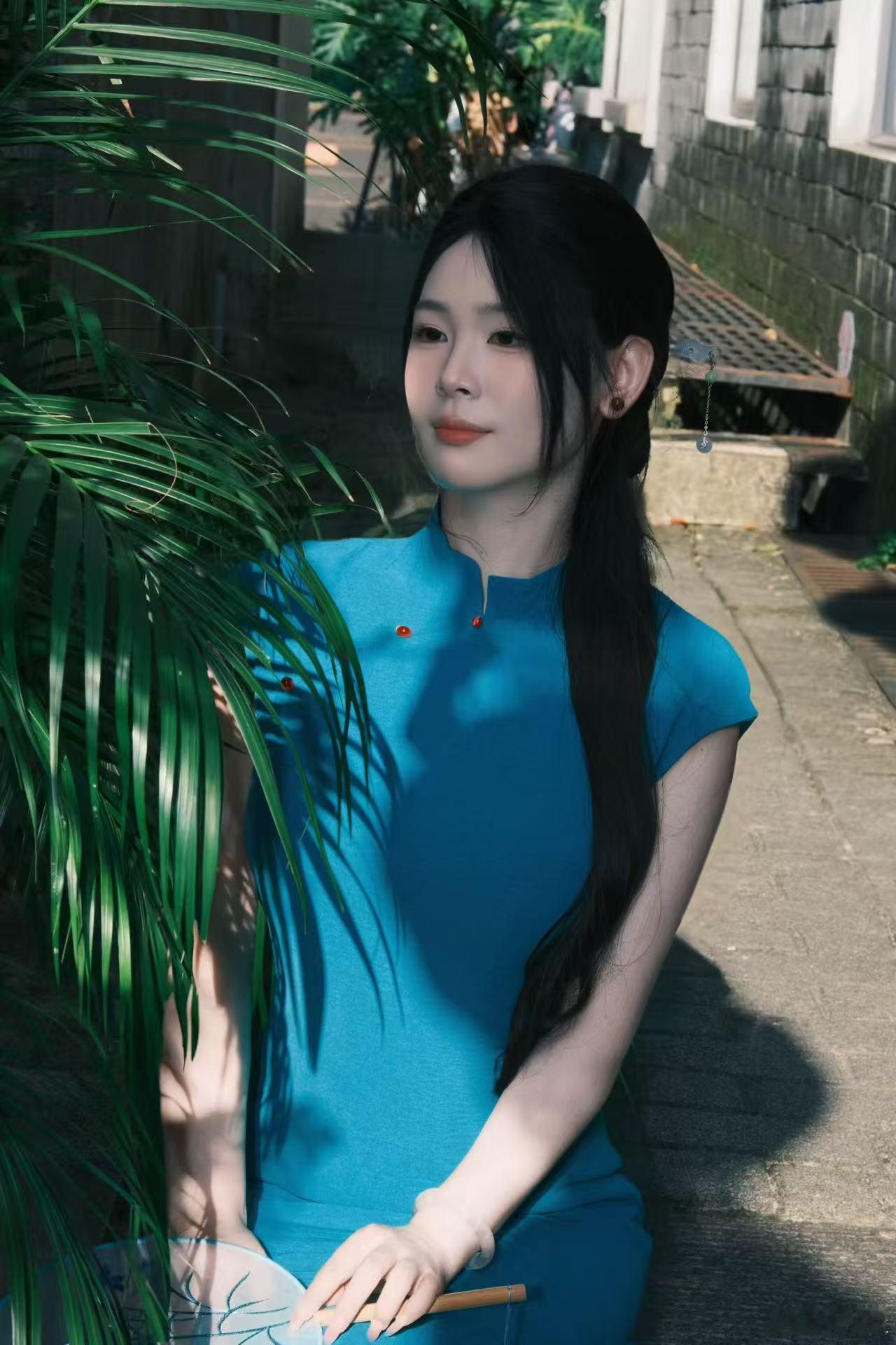 今天的蓝色旗袍有没有让你眼前一亮？快说好看！👀