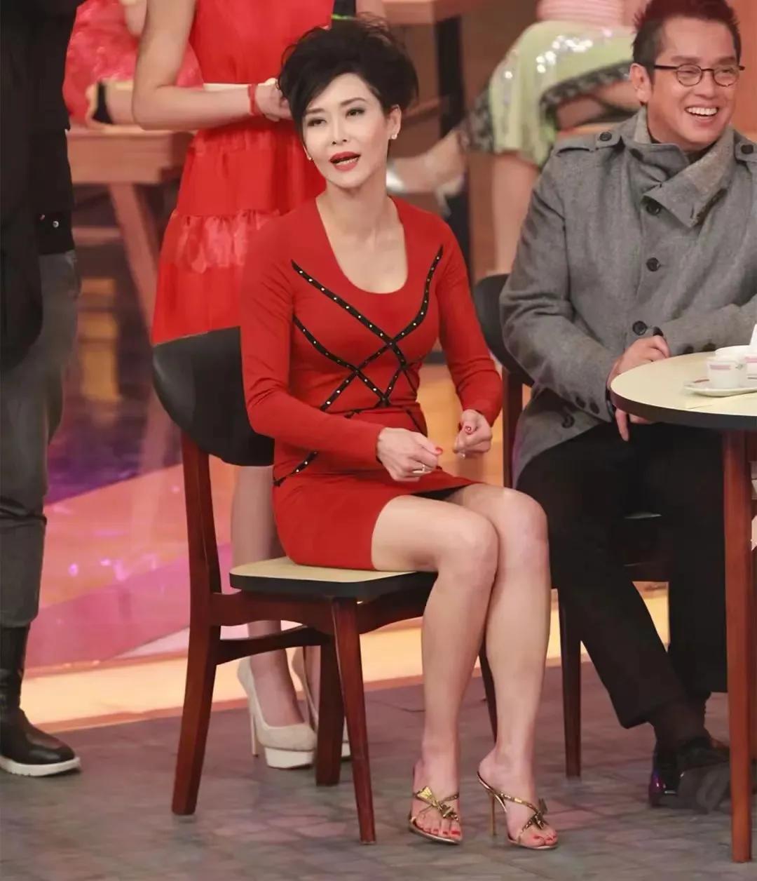 叶玉卿状态真不错，依然很能唱能跳，连坐在一旁的谭咏麟看着都很欣慰、很羡慕。