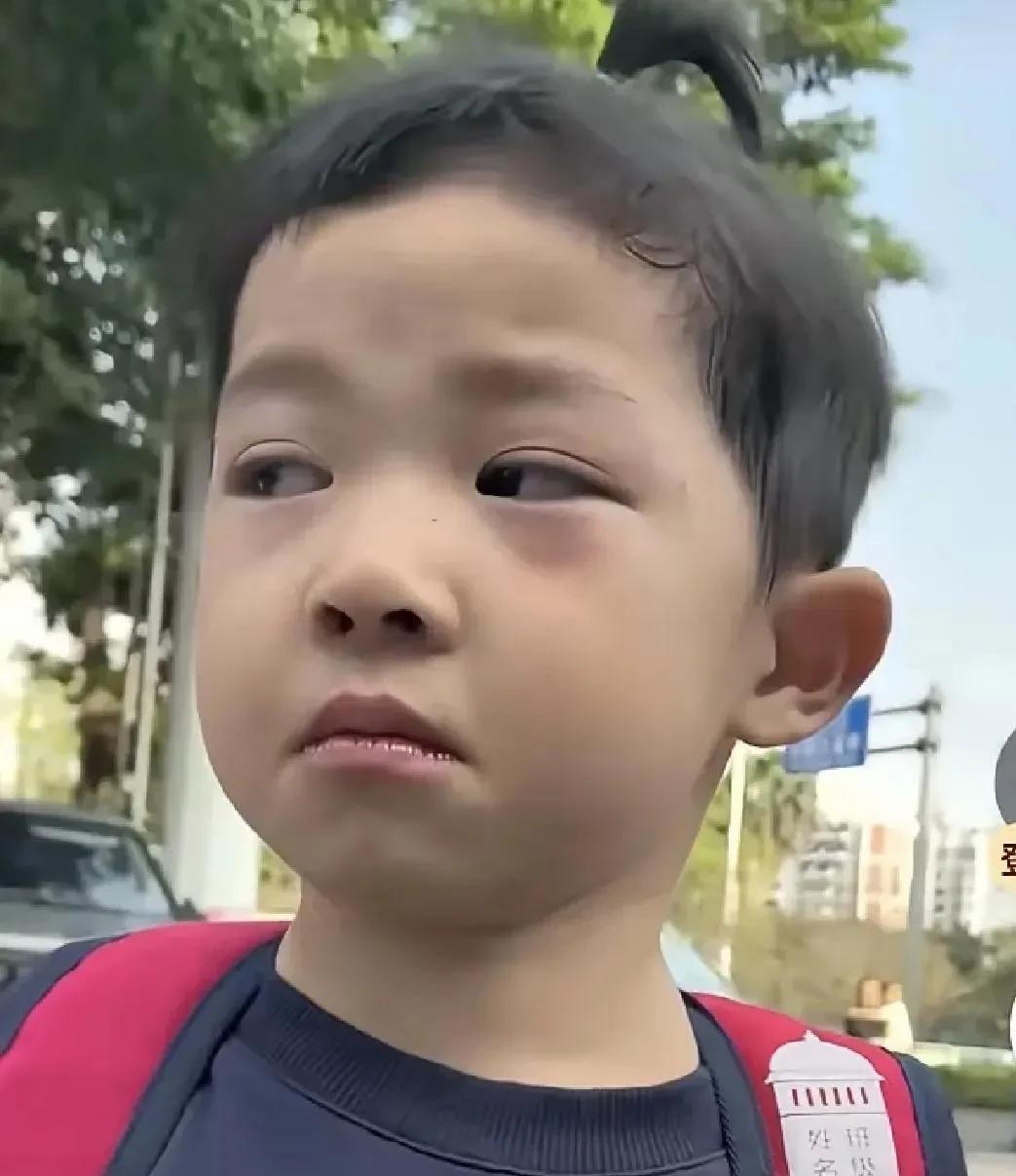 可怜的小天使，最终还是被选择了孤独！因为74岁的老爸和老妈身体状况每况愈下，5岁