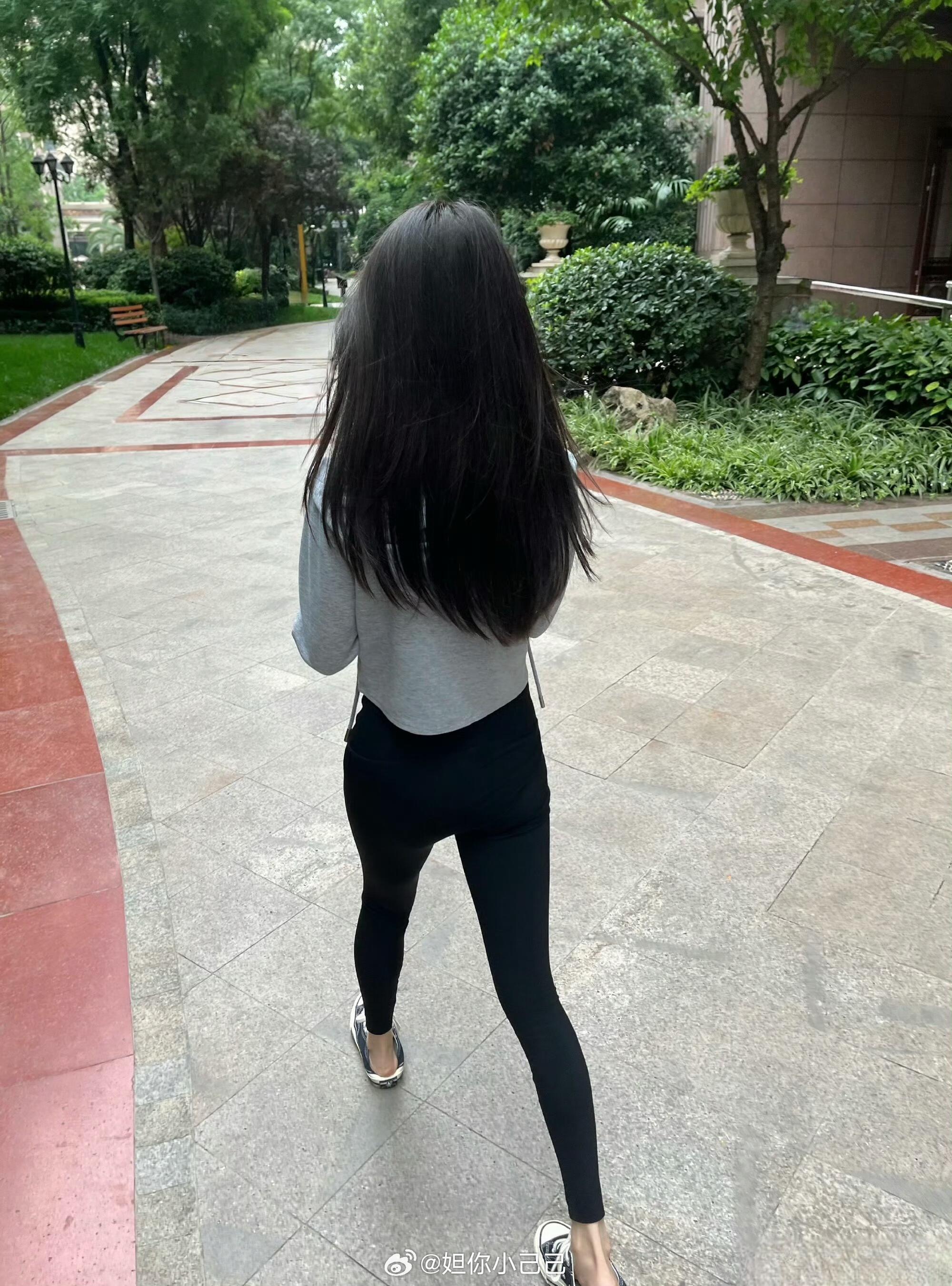 闺蜜这身材，估计90%的男生看了都中意​​​