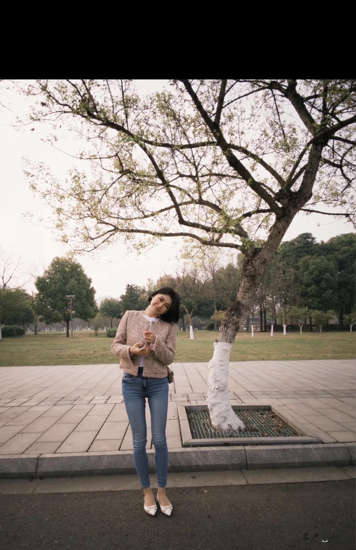 社交聚会时，高跟单鞋也是必备。比如参加晚宴，一双闪亮的银色高跟单鞋配晚礼服，优雅