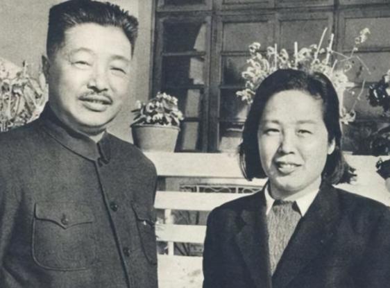 1942年，46岁贺龙偷偷"吃嫩草"，娶了个小20岁的女学生，毛主席知道后当场打