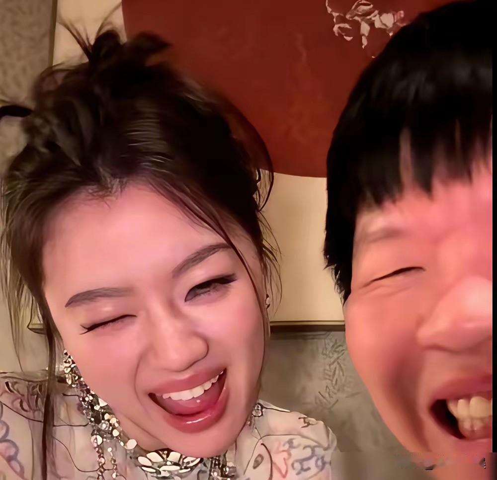 单依纯知道自己在做什么吗？好奇怪当初那个文文静静的女孩子跑哪里去了八卦手