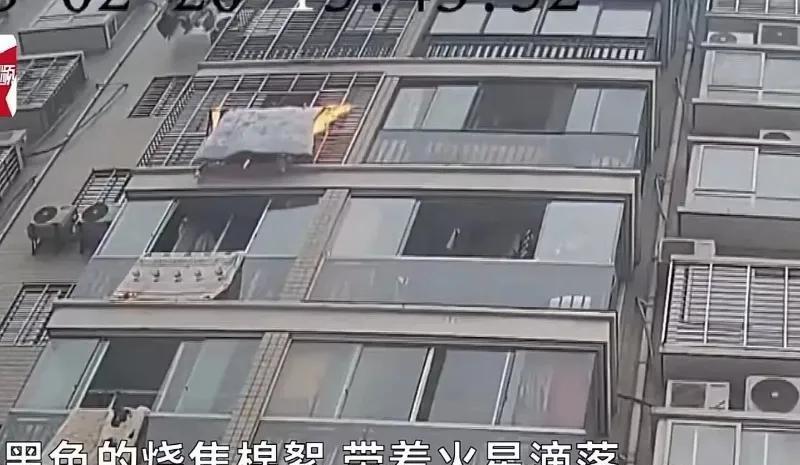 太缺德啦！湖北襄阳，一女子趁中午天气好，就打算把被子放阳台上晒一下，可是没想到，