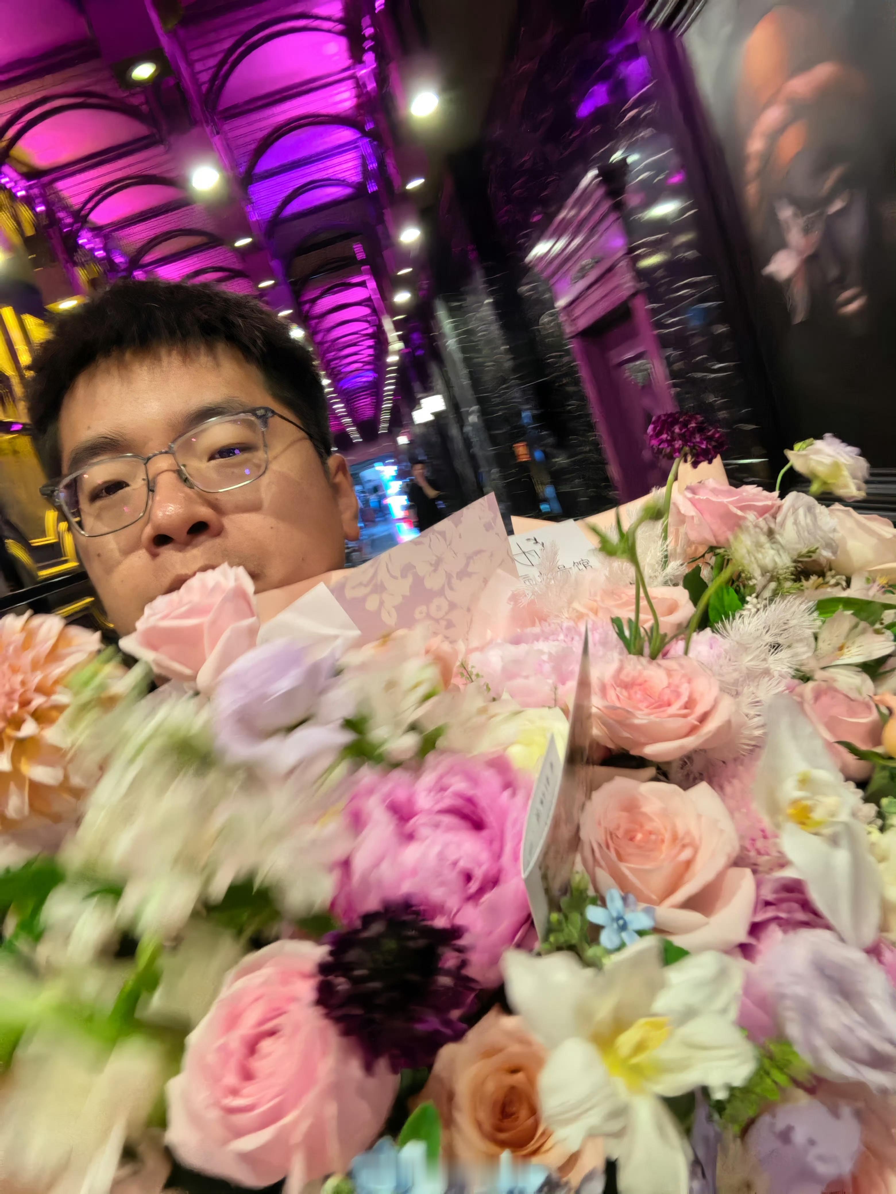 刚说起一话题，如何看待一个男人是否成功？吃早餐的时候，旁边桌上一对夫妇，带着一对