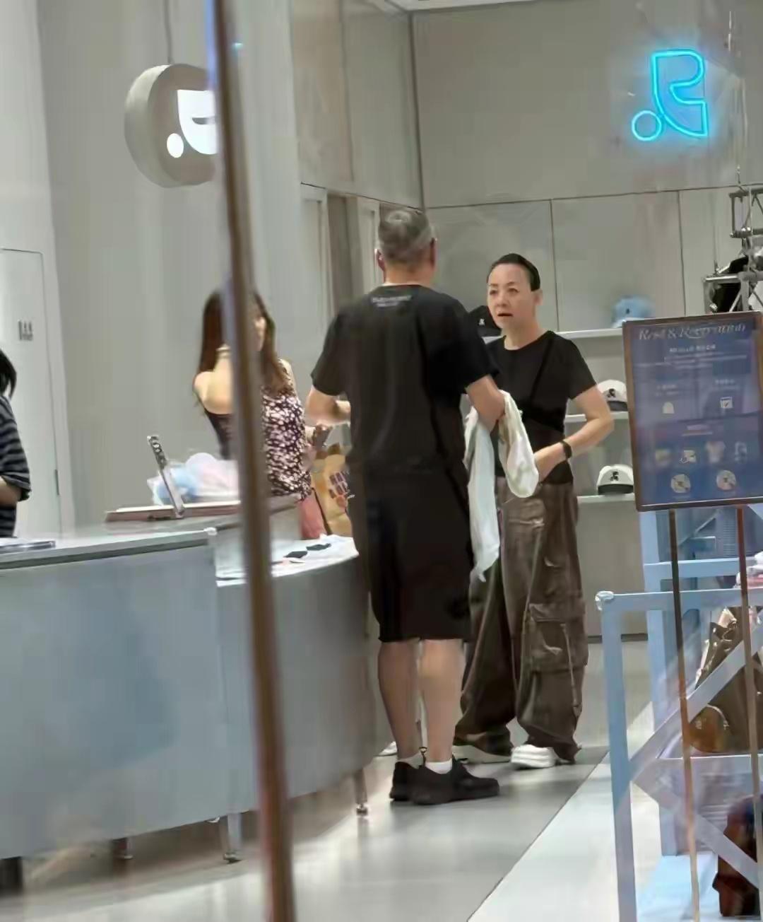 宋丹丹一家三里屯逛街，64岁状态比儿媳还好，巴图和继父关系不错​​​