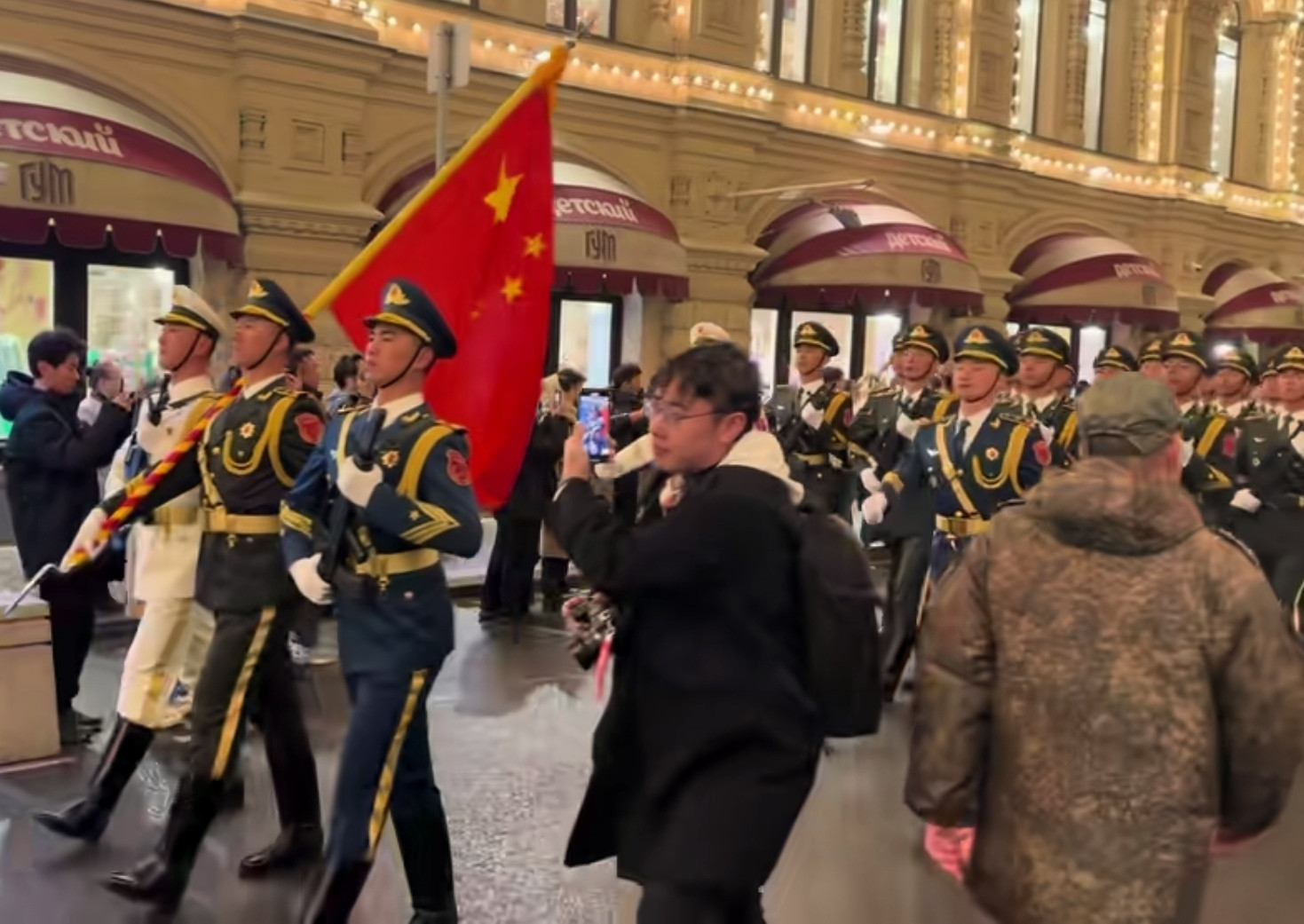 越南庆祝南北统一五十周年，咱们的仪仗司礼大队去了118位大帅哥。但越南的这队帅哥还没回国，又有一百多