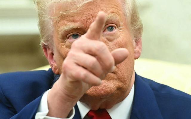 美国政治有个挺有意思的设定：总统要是突然没了，副总统直接接班，连选举都不用。但怪