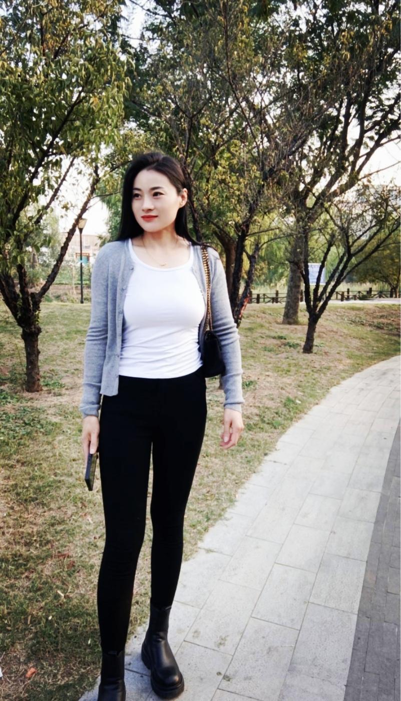 上周打出租车回家，堵了半天终于到小区门口，师傅头也不抬直接报价：“166块3啊。