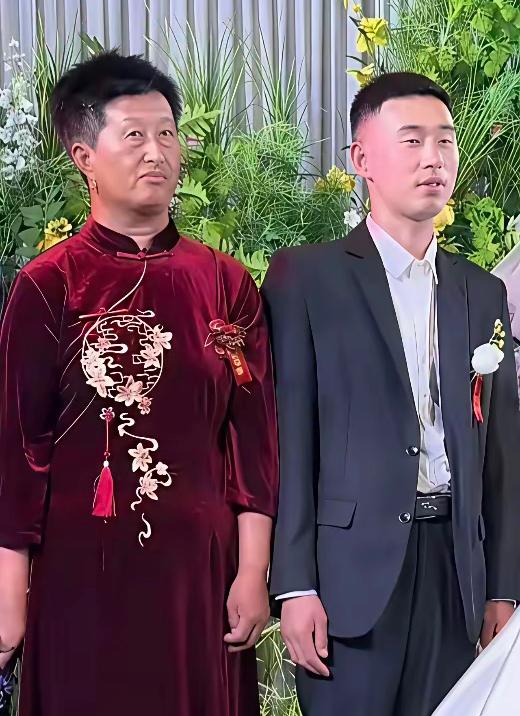 我婆婆退休金好像是8600，我妈2300，差了5300，差了快3倍，我也是上个月