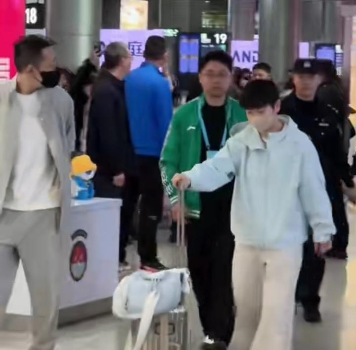 终于落地成都啦！孙颖莎和王楚钦一路奔波，状态依旧在线，又美又飒，气场全开。