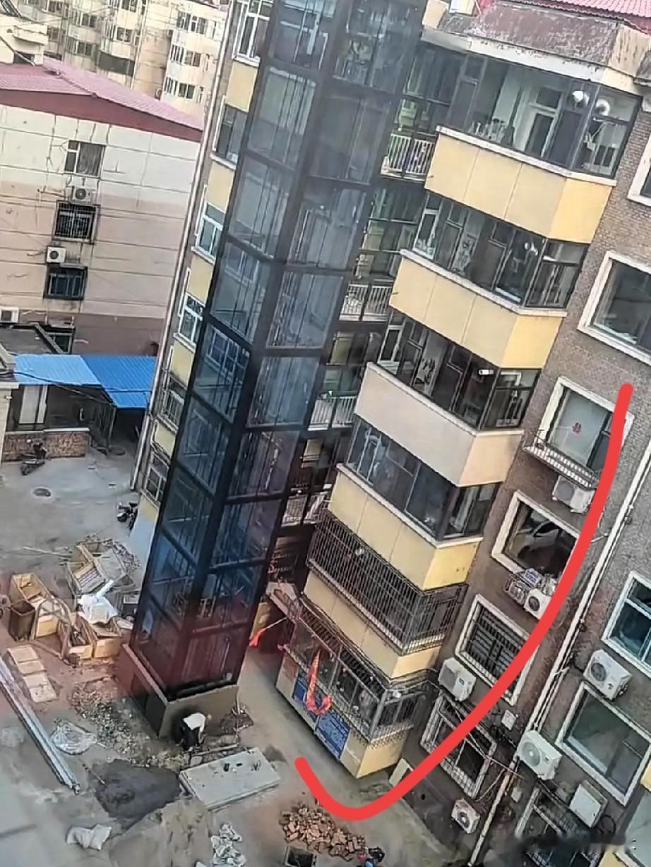 我住在1楼，🏠加装电梯，挡不挡光我也无所谓，天天上班早出晚归，没时间在家晒太