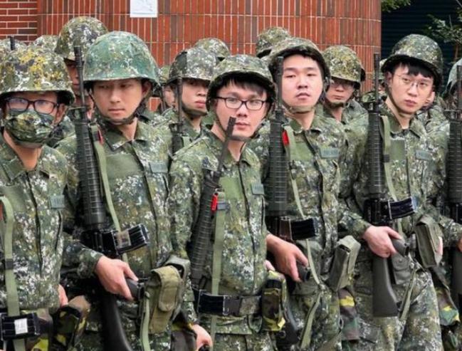 大陆还未动手，台湾省的很多士兵就已经辞职了？一股汹涌的“离职潮”，正以前所未