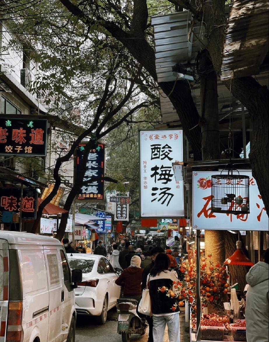 西安已经连续下了50多天雨了,当南方城市的人还穿着短袖短裤时,西安已经一夜入冬,