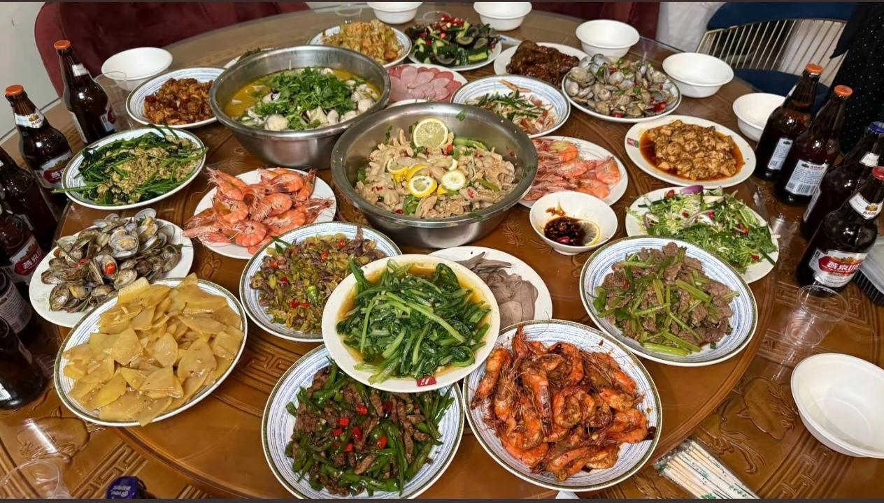 老家来了几个亲戚，我和婆婆忙了一上午，做了这满满一大桌家常菜。有鱼虾、贝类、荤