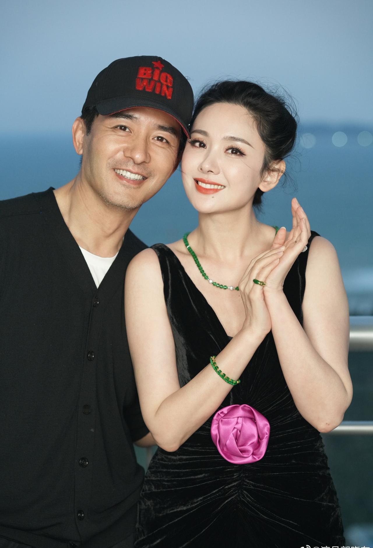 51岁的郭晓东，眼角的皱纹不是衰老，是婚姻保鲜20年的密码。程莉莎在综艺里透露