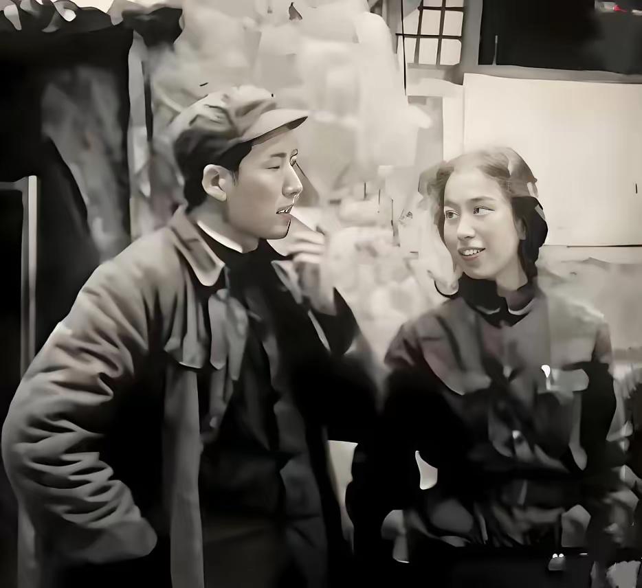 1939年延安老照片：伟人抽烟沉思，夫人凝望入迷，这才是最动人的革命爱情不