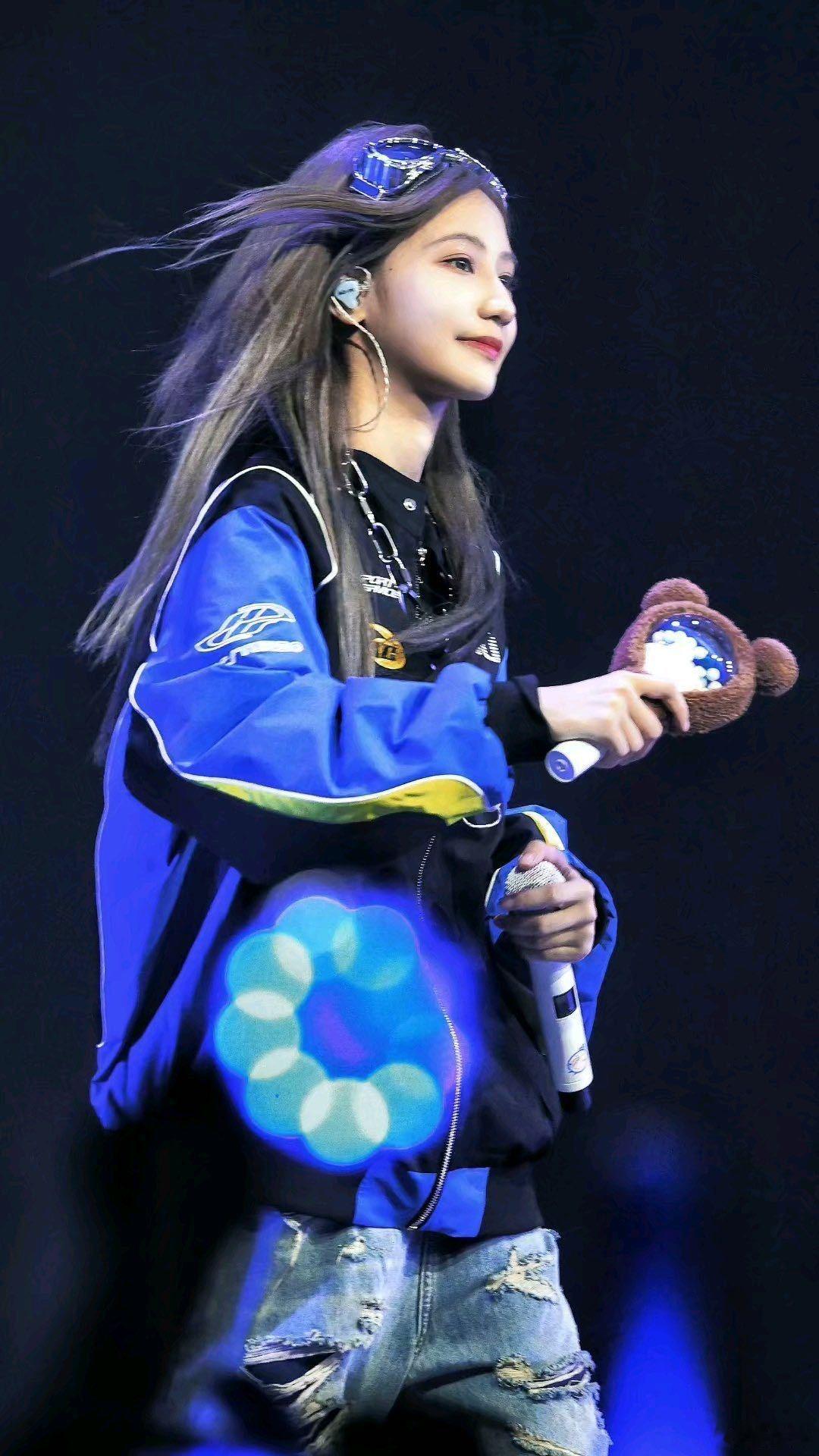 袁一琦把流光穿身上了袁一琦红毯出场直接惊艳！流光礼服裹着细碎光泽，走起来像把流