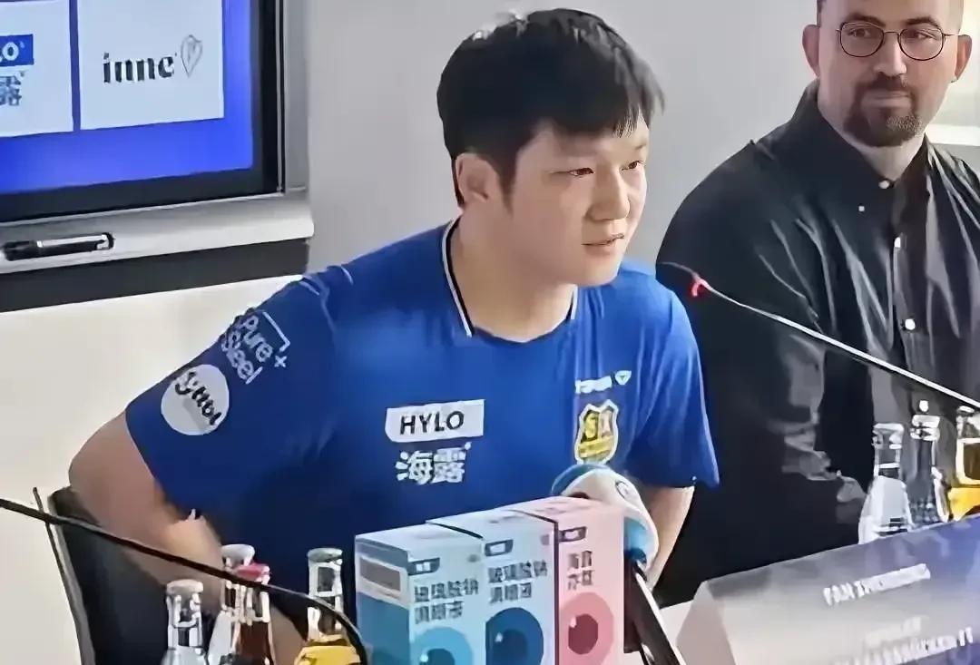 樊振东的德甲首次亮相说实话，连一束鲜花都没有。拍摄画面感觉空间很狭小。尤其是第二