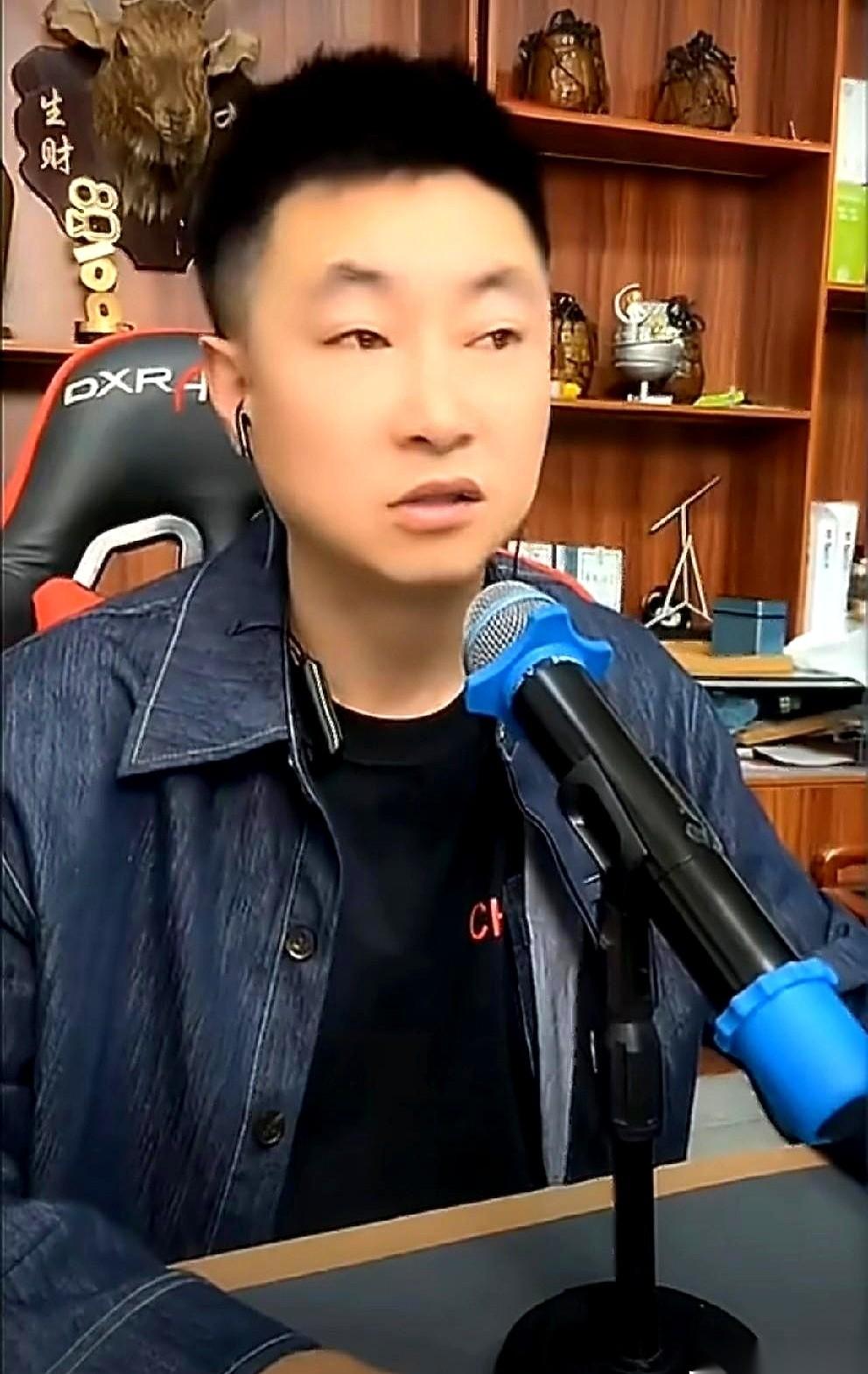 主播九天在直播间里，把那个坐拥百亿身家的辛巴，形容成了一个“存不住香油”的火药桶